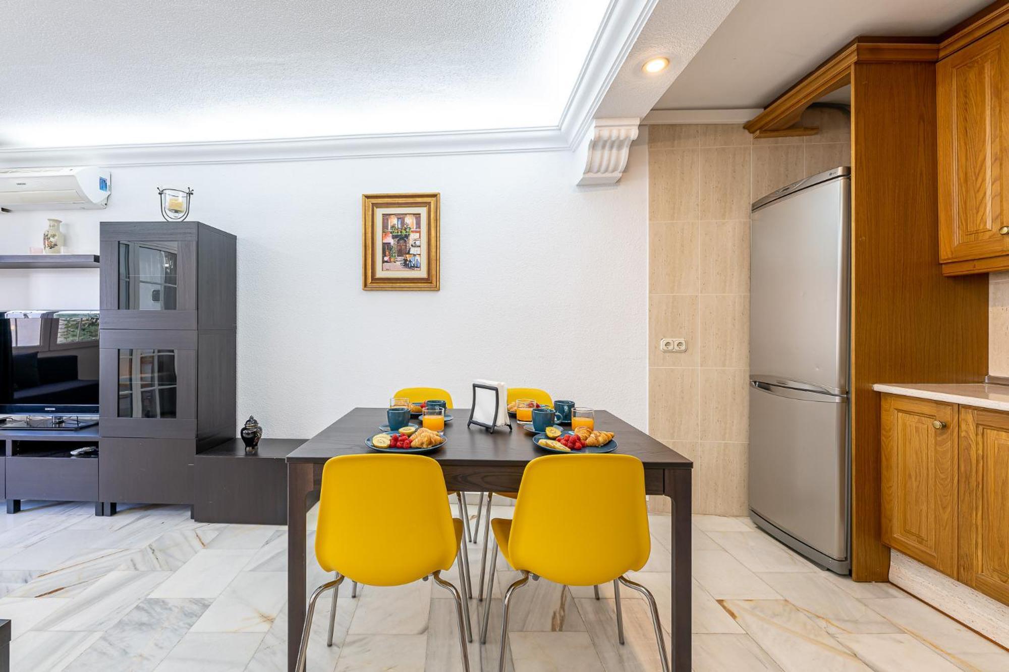 797 Holiday Rentals - Piso Para 3 En La Carihuela Con Piscina Torremolinos Exteriör bild